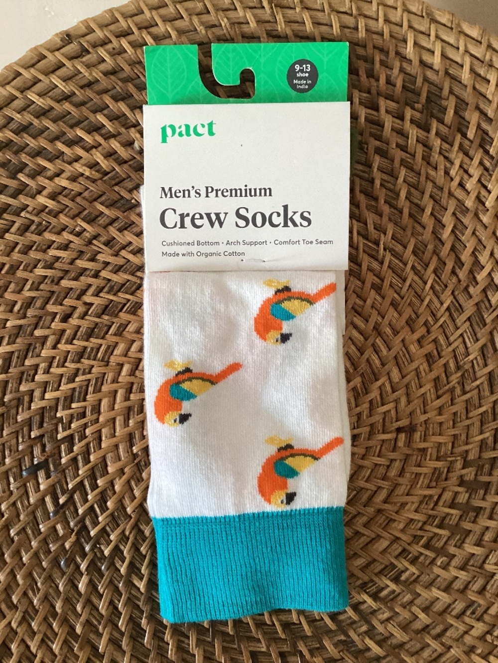 Pact NWT Men Crew Socks 9-13 Tropical Parrots Organic Cotton Basics Sustainable
